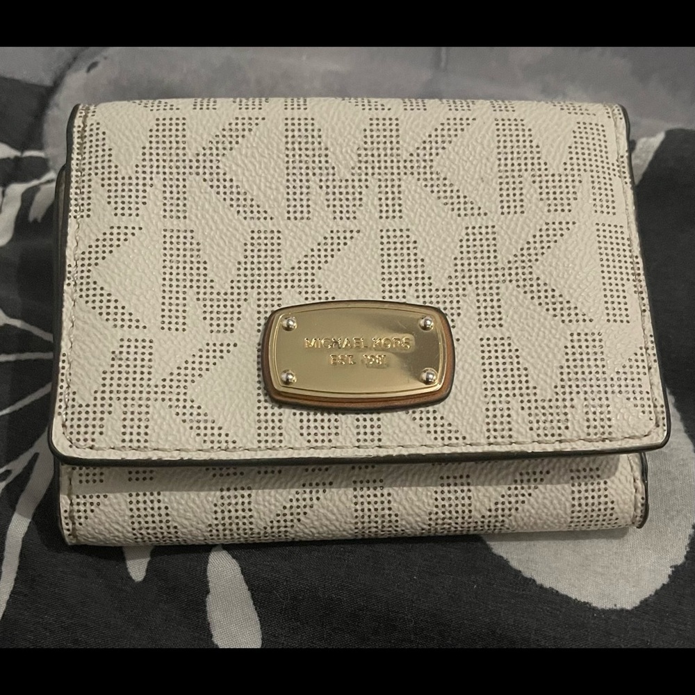 Reposhing - Picture 2 of 3